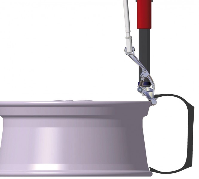 Rav Slivo Tool Lifting the Upper Tire Bead