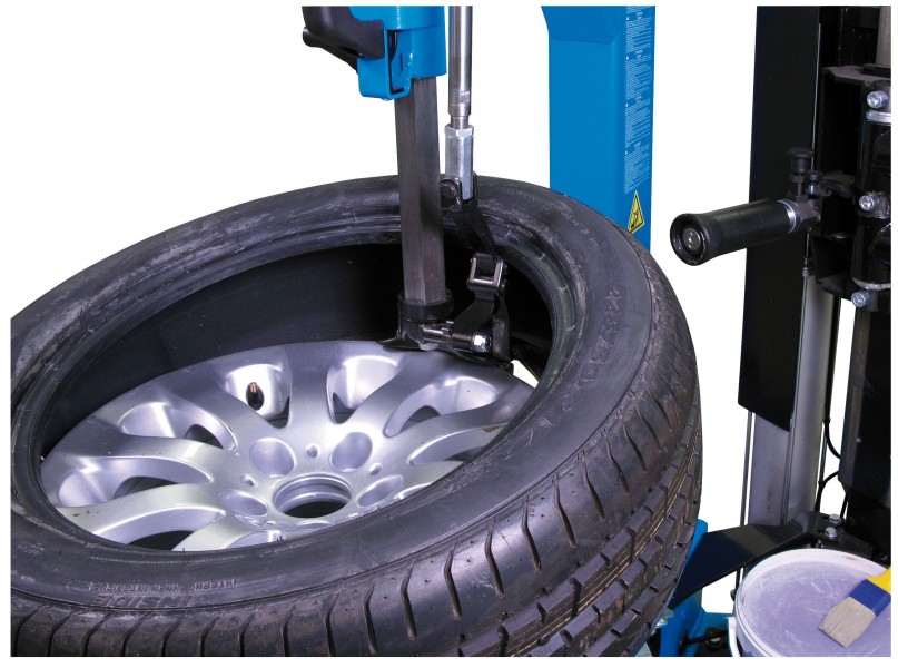 Rav Slivo Leverless Tool reaching and lifting the bootom bead