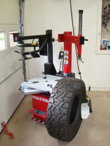 compact foot print of tire changer